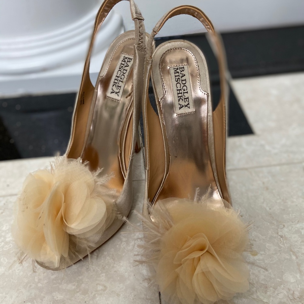 Badgley Mischka nude satin peep toe pumps
